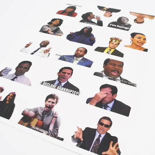 Lipdukų rinkinys su „The Office“ ir „Brooklyn 99“ temomis, įvairūs populiarių serialų lipdukai, skirti gerbėjų kolekcijai.
