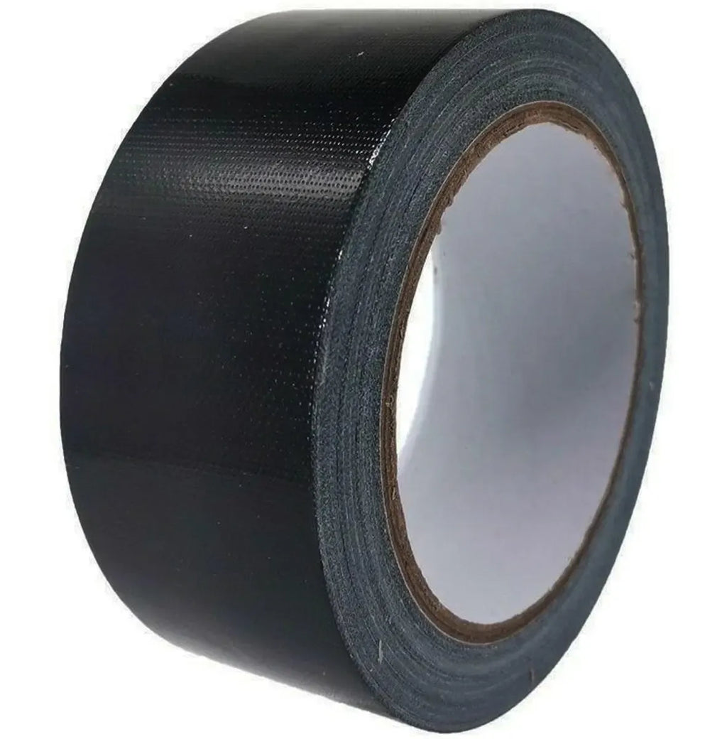 Juoda universali lipni juosta, 50 mm pločio ir 10 m ilgio, naudojama tvirtinimui ir remonto darbams.