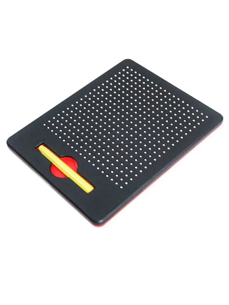 Maža magnetinė lentutė Mini Magpad su juodais paviršiaus dažais ir magnetinėmis savybėmis, skirta rašyti ar piešti.