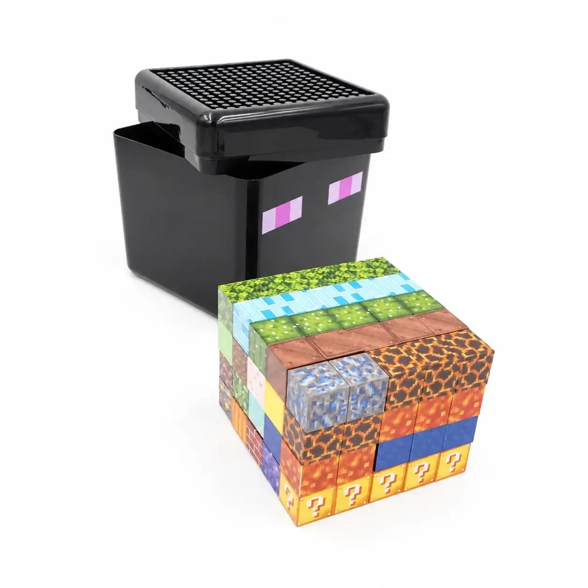 Magnetinis „Minecraft“ tipo konstruktorius kvadratinėje dėžutėje su spalvotais magnetiniais elementais vaikų žaidimams.