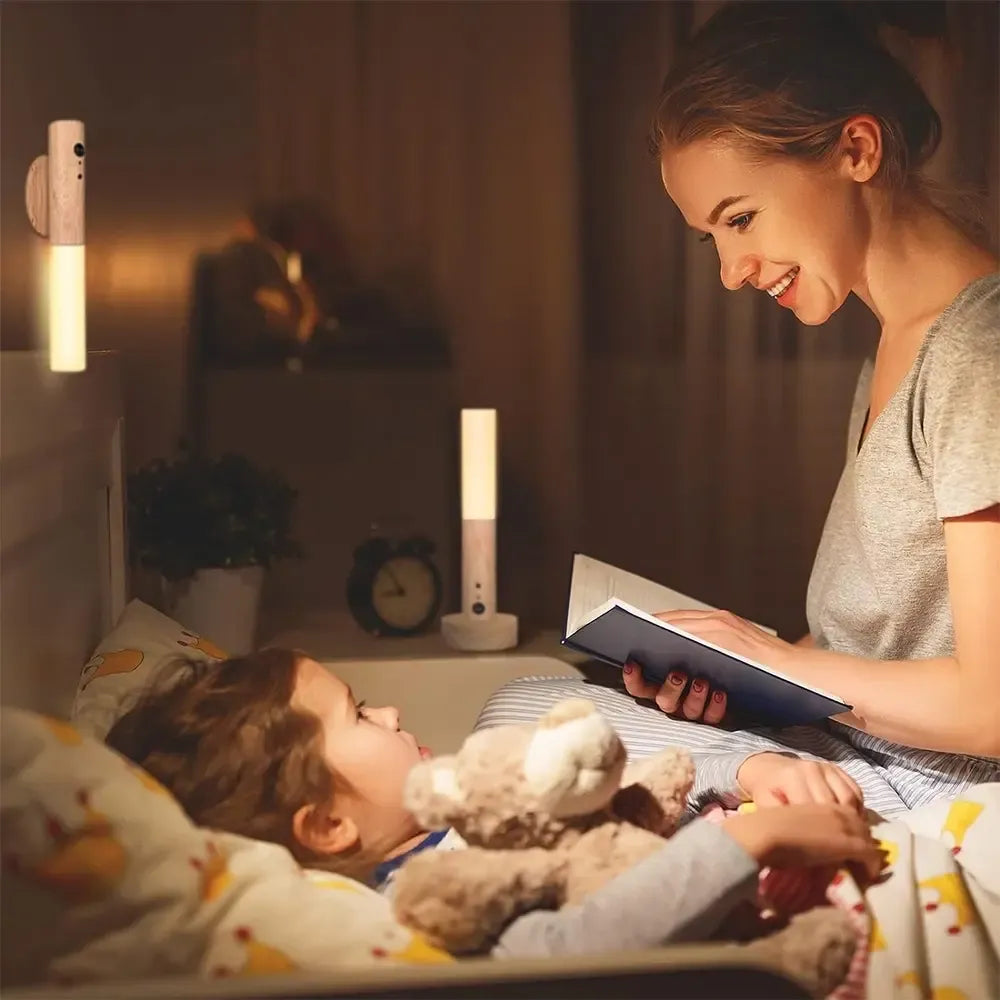 Magnetinis LED šviestuvas su judesio jutikliu, tinka apšvietimui ir patogiam naudojimui, baltos spalvos, modernus dizainas.