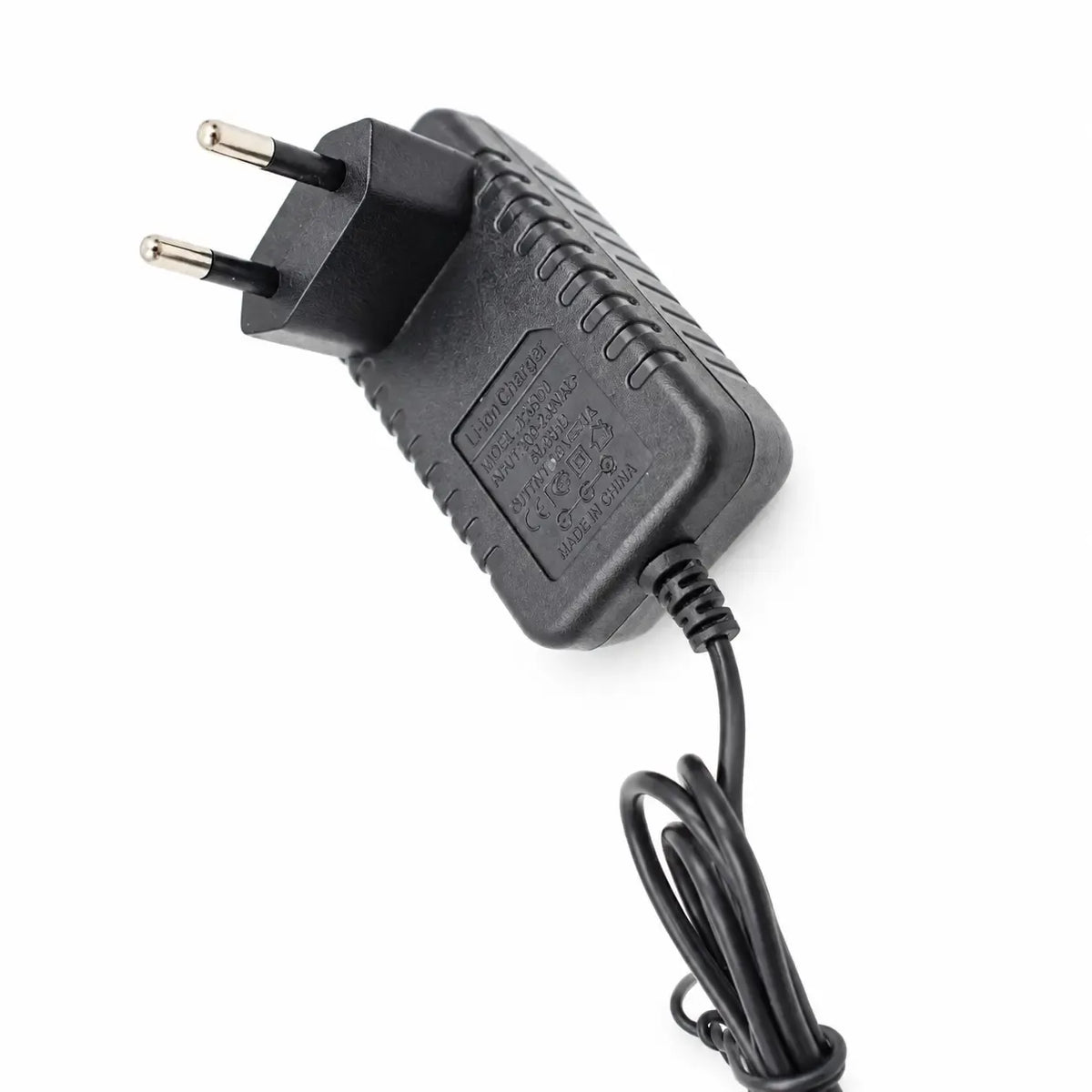 Elektroninių prietaisų maitinančio adapterio nuotrauka, su laidu ir kištuku, skirtas maitinimo tiekimui.