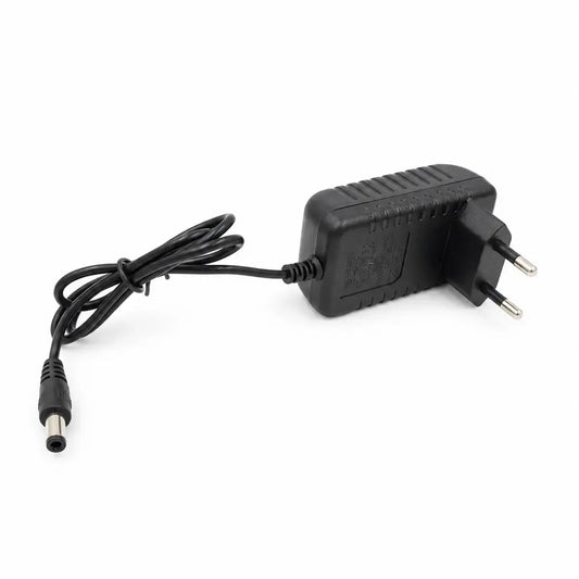 Elektroninių prietaisų maitinimo adapteris su kištuku, įrenginio maitinimo ir įkrovimo funkcijoms.