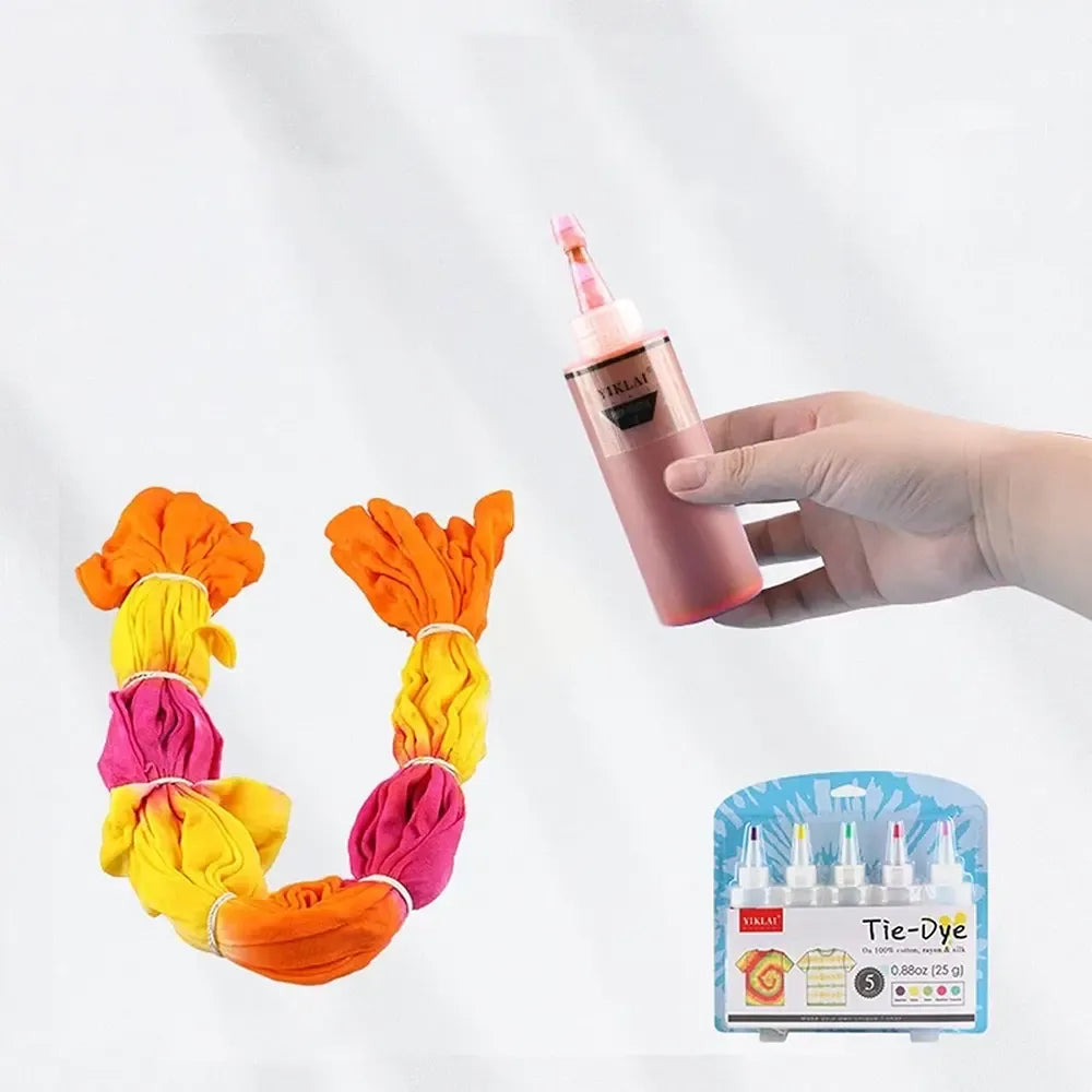 Spalvotas marškinėlių dažymo rinkinys „Tie-Dye“ su spalvotomis medžiagomis ir įrankiais kūrybinei šeimos pramogai.