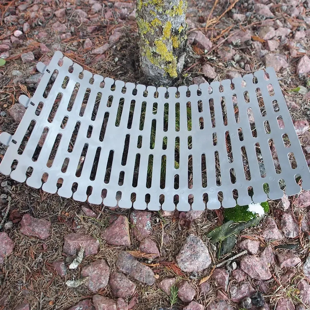 Medžio kamienų apsauga XLINE, apsaugo medžius nuo žievės pažeidimų, pagaminta iš tvirtos medžiagos, matoma iš arti.