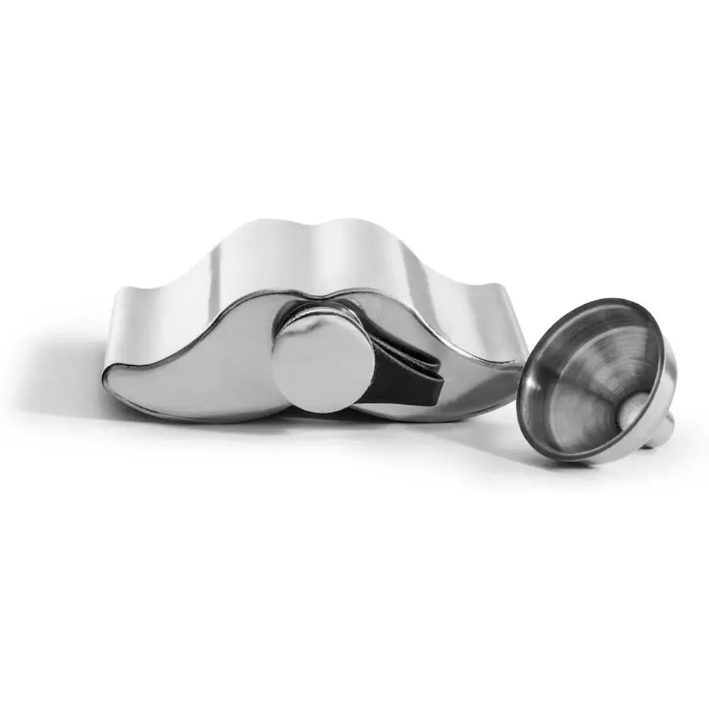 Stilinga 150 ml nerūdijančio plieno gertuvė, matomas metalinis korpusas ir sandariai užsidarantis dangtelis.