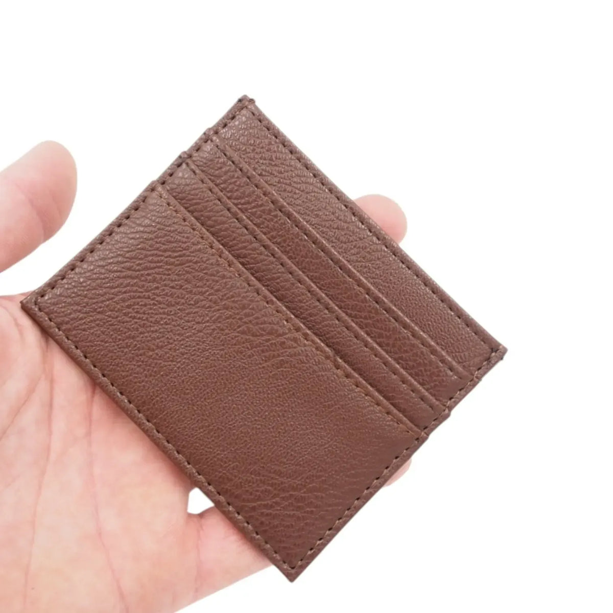 Rudos spalvos minimalistinis kortelių dėklas, elegantiškas ir plonas, pagamintas iš odos ar sintetinio medžiagos.