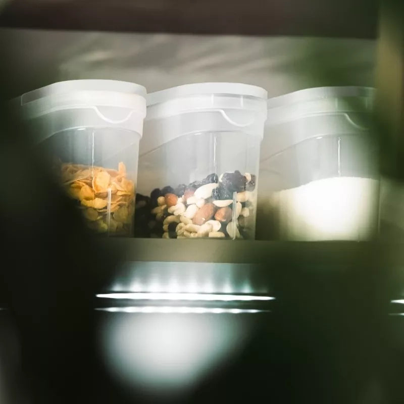 Kietas plastikinis birių produktų indas, talpa 1,3 litro, tinkamas sandėliavimui ir šviežumo išsaugojimui.