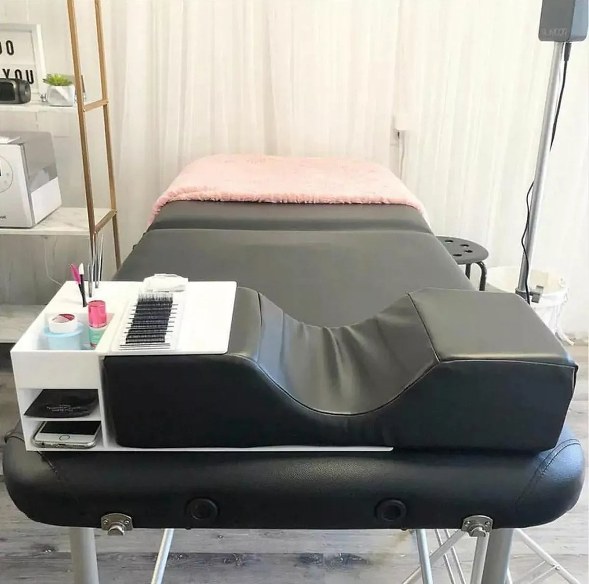 Ergonomiška kosmetinė pagalvė blakstienų priauginimui ir makiažui, patogi ir palaikanti veido bei akių srities darbą.
