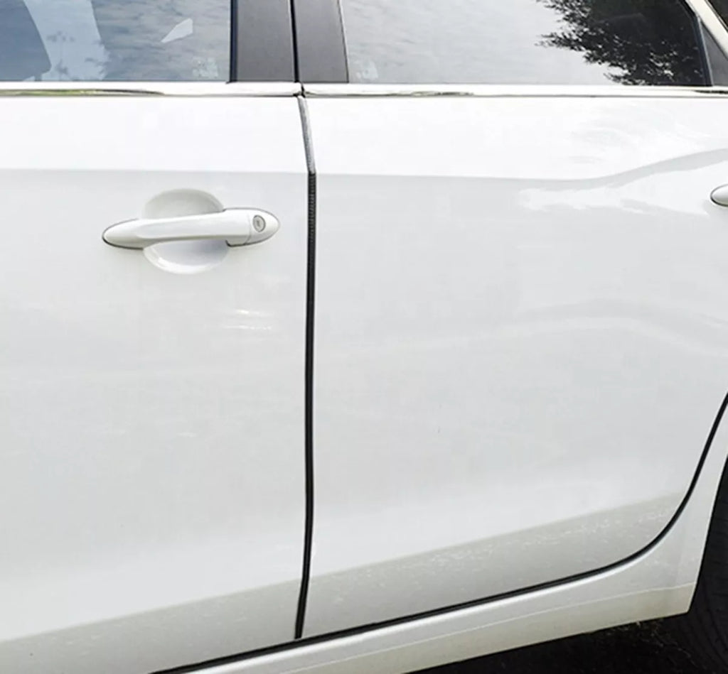 Lentes automobiļa durvju malām