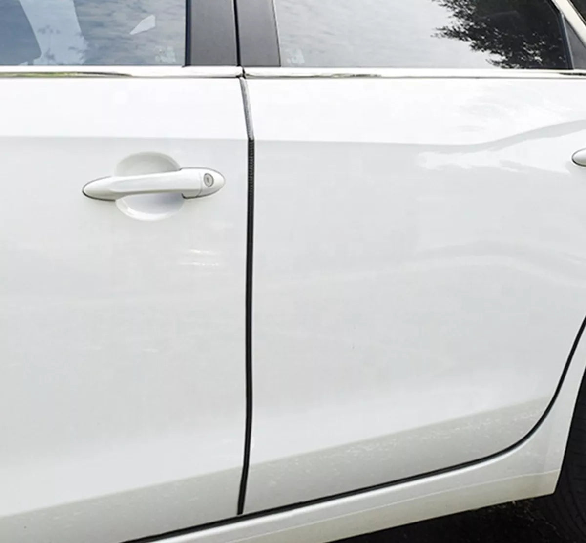 Lentes automobiļa durvju malām