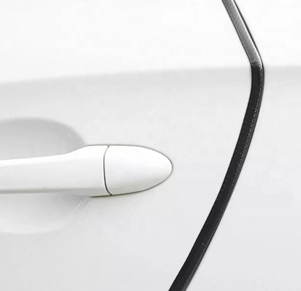 Lentes automobiļa durvju malām