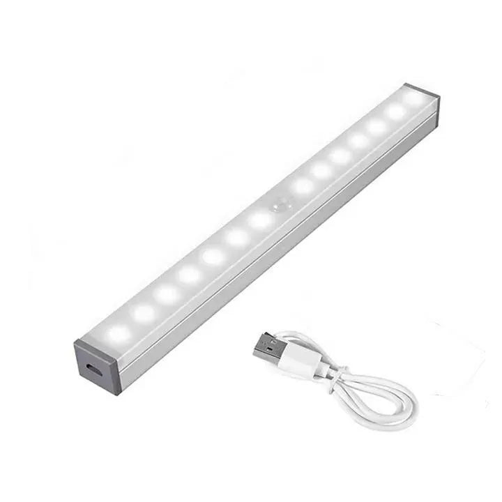 LED lemputė su judesio jutikliu ir įkraunama baterija, apšviečia erdves energiją taupiančiu apšvietimu.