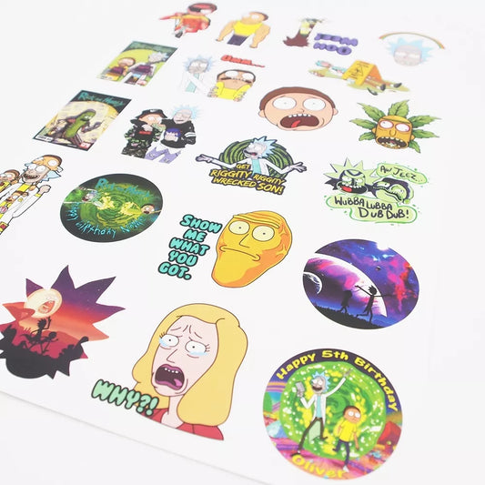 Lipdukų rinkinys „Rick and Morty“ su spalvingais animacinių personažų vaizdais, skirta dekoravimui ir kolekcionavimui.