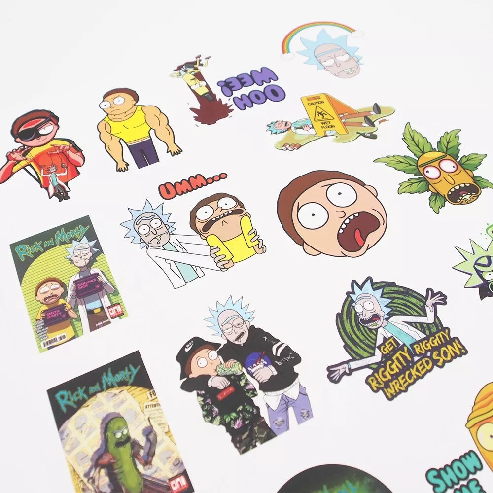 Lipdukų rinkinys „Rick ir Morty“ su populiariais personažais ir vaizdais, skirti dekoruoti daiktus ir knygas.