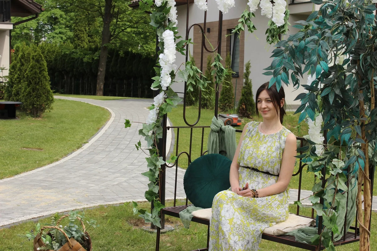 Dārza pergola ar nelielu solīnīti, antīkā brūnā krāsā, metāla
