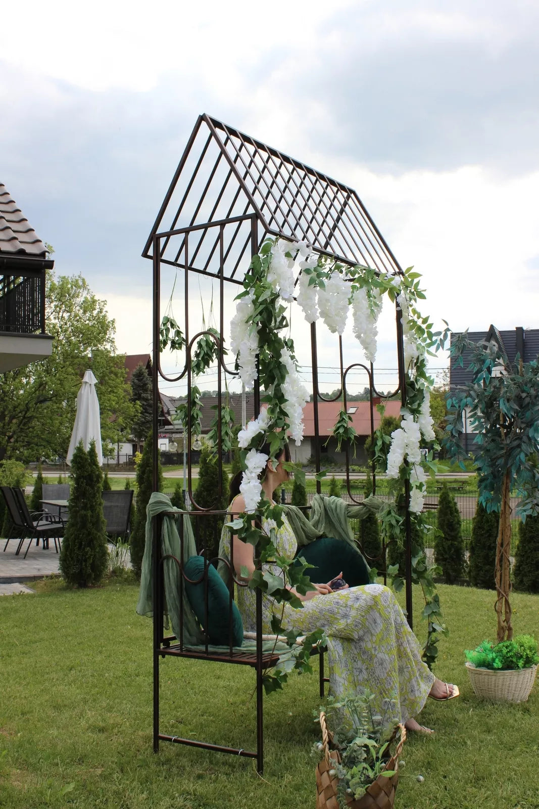 Dārza pergola ar nelielu solīnīti, antīkā brūnā krāsā, metāla