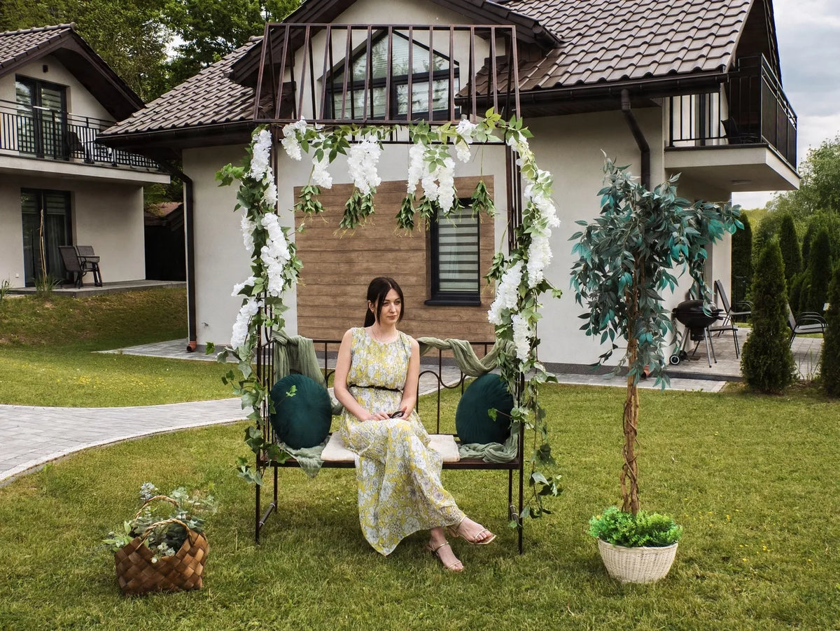 Dārza pergola ar nelielu solīnīti, antīkā brūnā krāsā, metāla