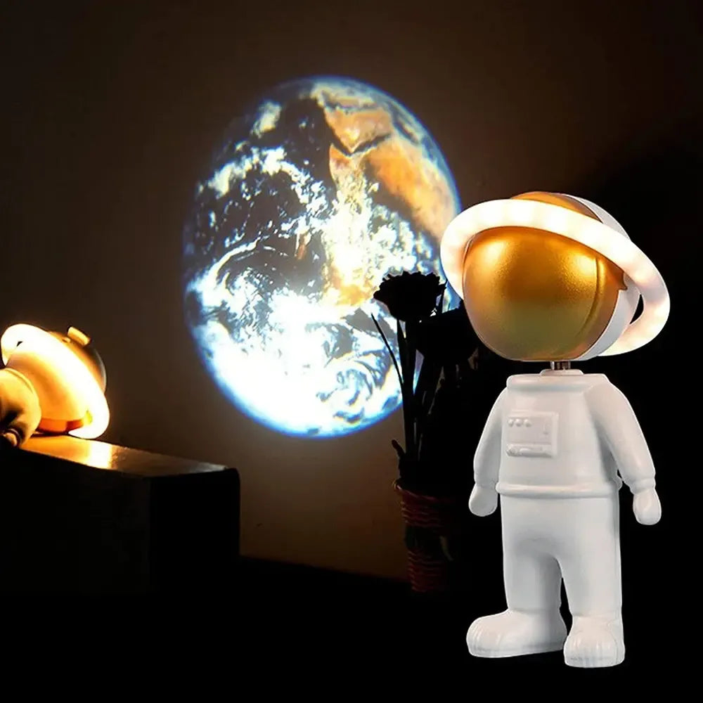 Įkraunamas LED naktinis projektorius su astronautu, rodo žvaigždžių ir galaktikos vaizdą tamsiame fone vaikų kambariui.