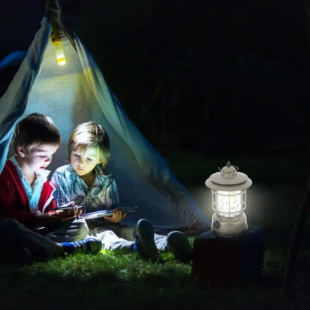 Nešiojama LED stovyklavimo lempa su pakabinimo kabliu ir USB įkrovimu, šviečia ir lengvai naudojama kelionėse.