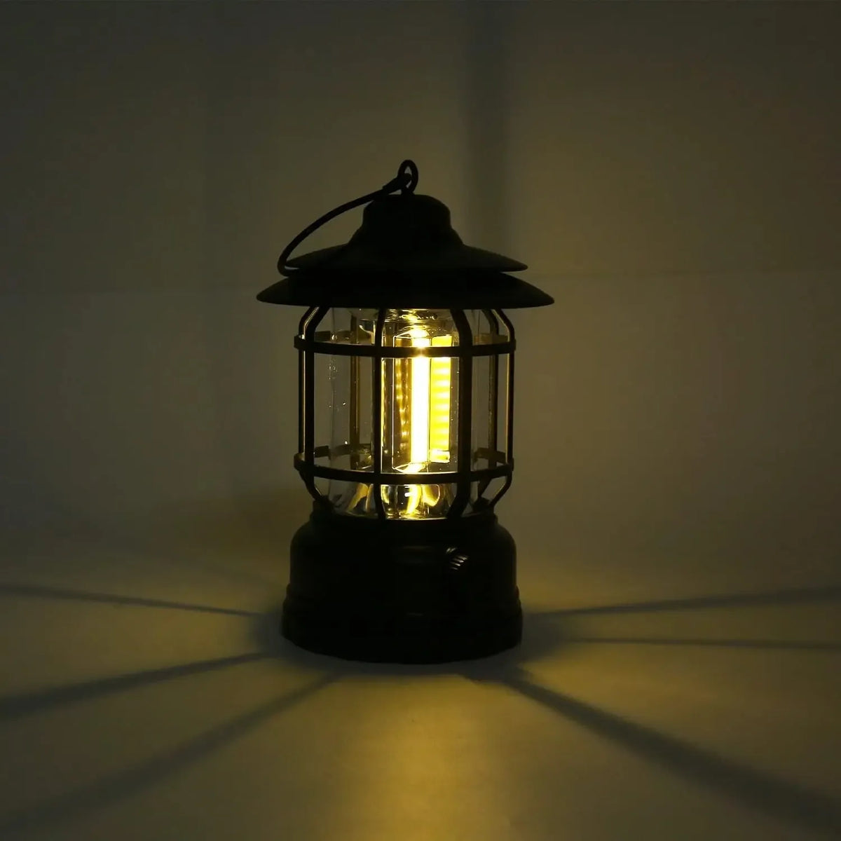 Nešiojama LED stovyklavimo lempa su pakabinimo kabliu, USB įkraunama, skirta lauko apšvietimui ir patogiam naudojimui.