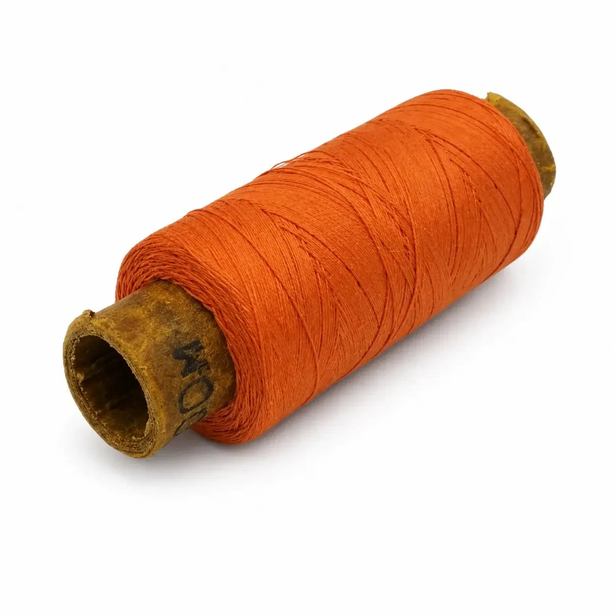 Oranžinis siūlas 200 m, vaizdas su ryškia spalva ir ilgiu, tinkamas rankdarbiai, mezgimui ar siuvimui.