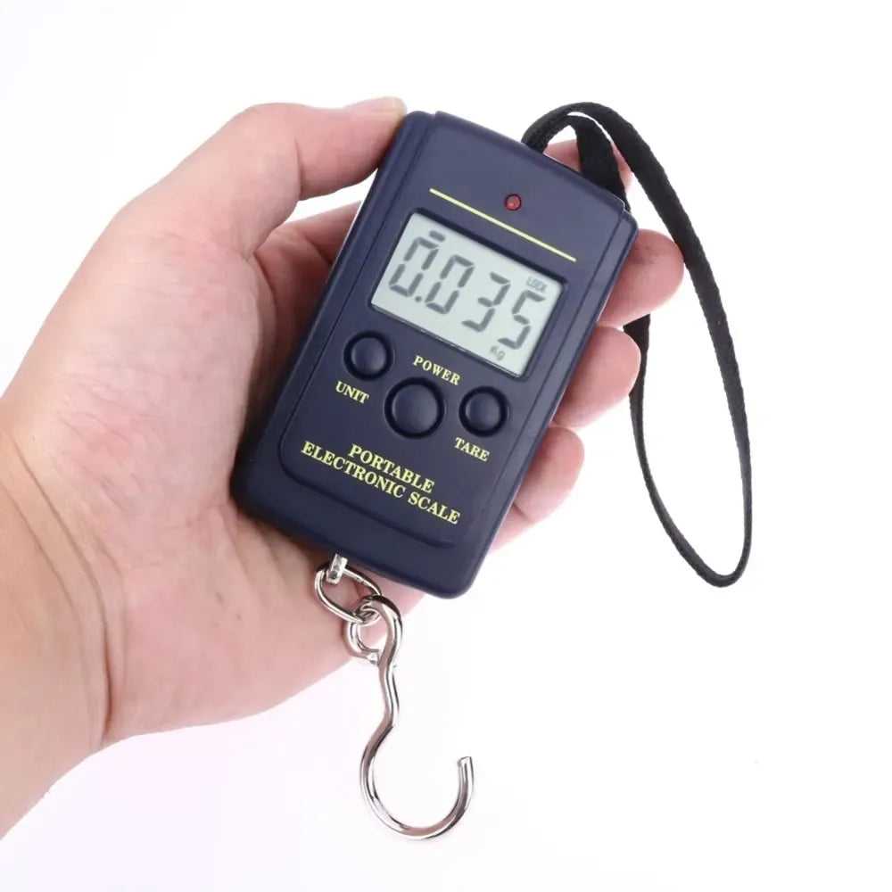 Pakabinamos elektroninės svarstyklės iki 40 kg, 10 g tikslumu, tinka svėrimui ir namų ar darbo naudojimui.
