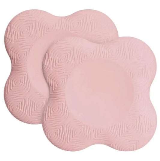 Joga ir fitneso pratimų paminkštinimų rinkinys, įvairūs kilimėliai ir pagalvėlės treniruotėms, patogiai išdėstyti.