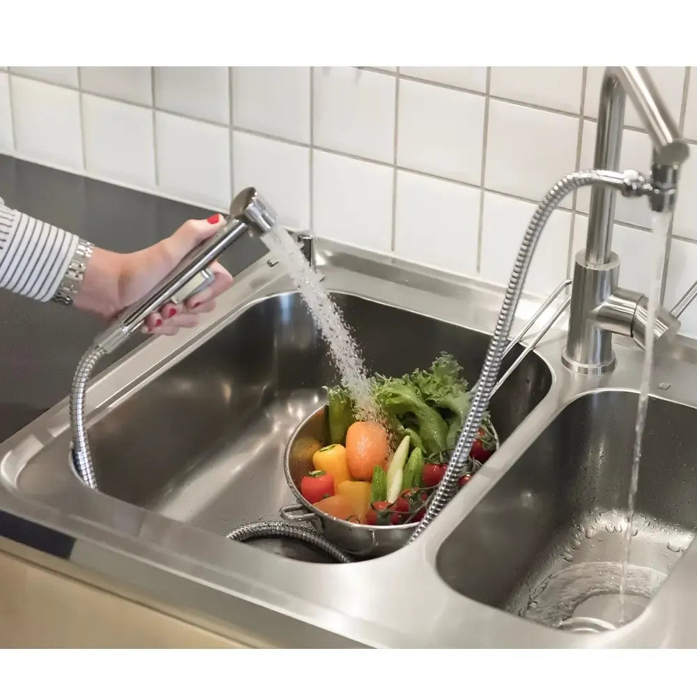 Virtuvės ir praustuvo kriauklės dušo komplektas su tvirta 1750 mm žarna, patogus ir funkcionalus virtuvės reikmenys.