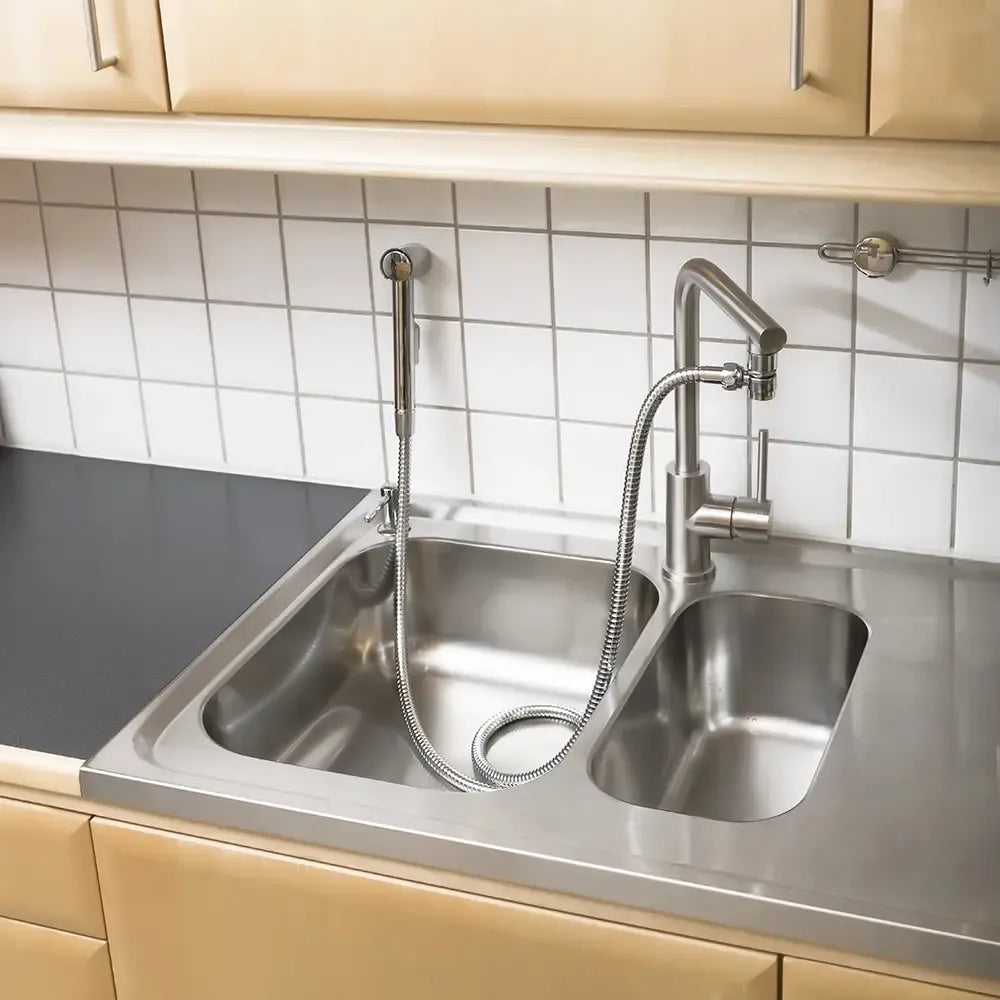 Virtuvės ir praustuvo kriauklės dušo komplektas su 1750 mm ilgio žarna, tvirtas ir patogus naudoti kasdienėms reikmėms.