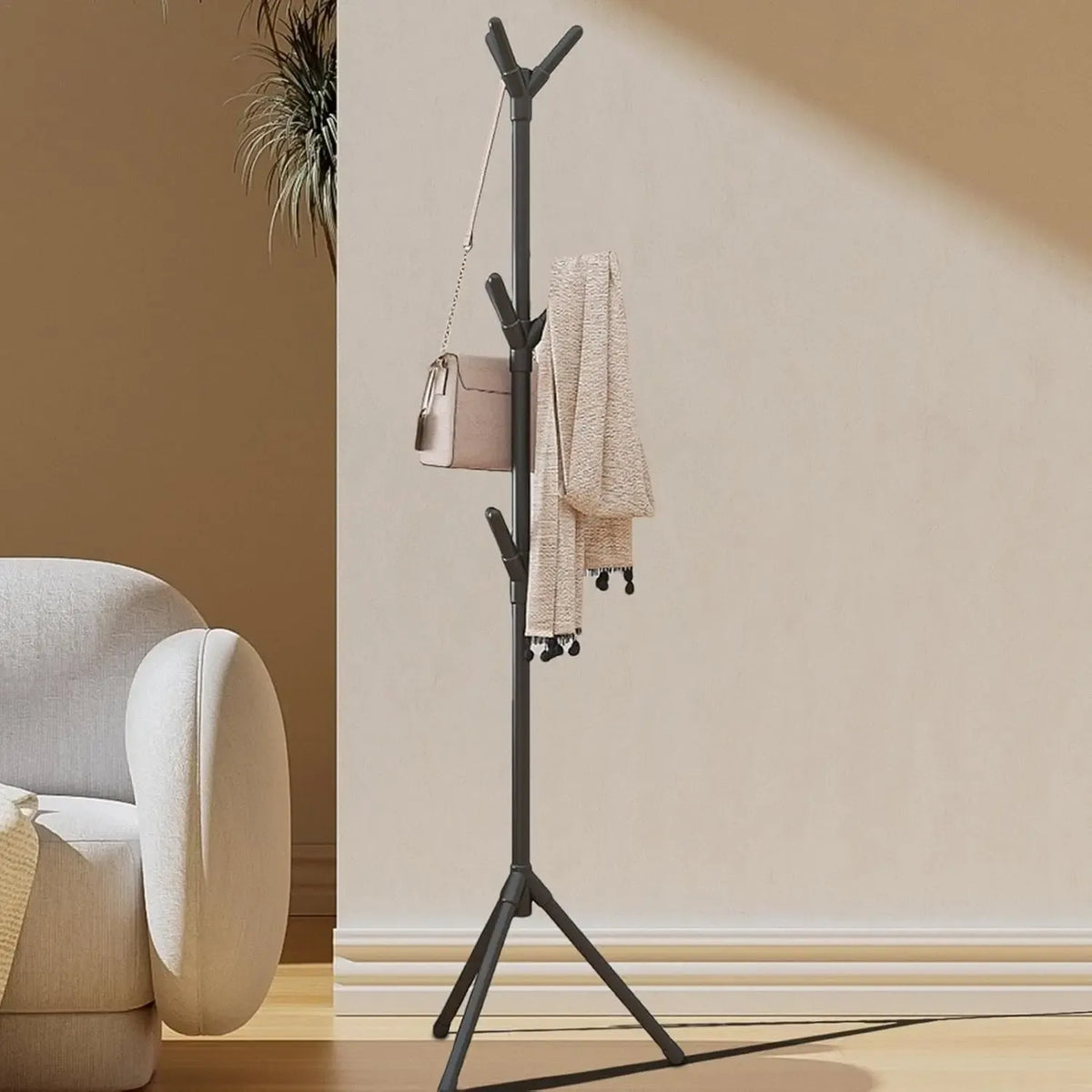 Pastatoma drabužių kabykla su kabliukais, 170 cm ilgio, tinka organizuoti drabužius ir aksesuarus namuose.