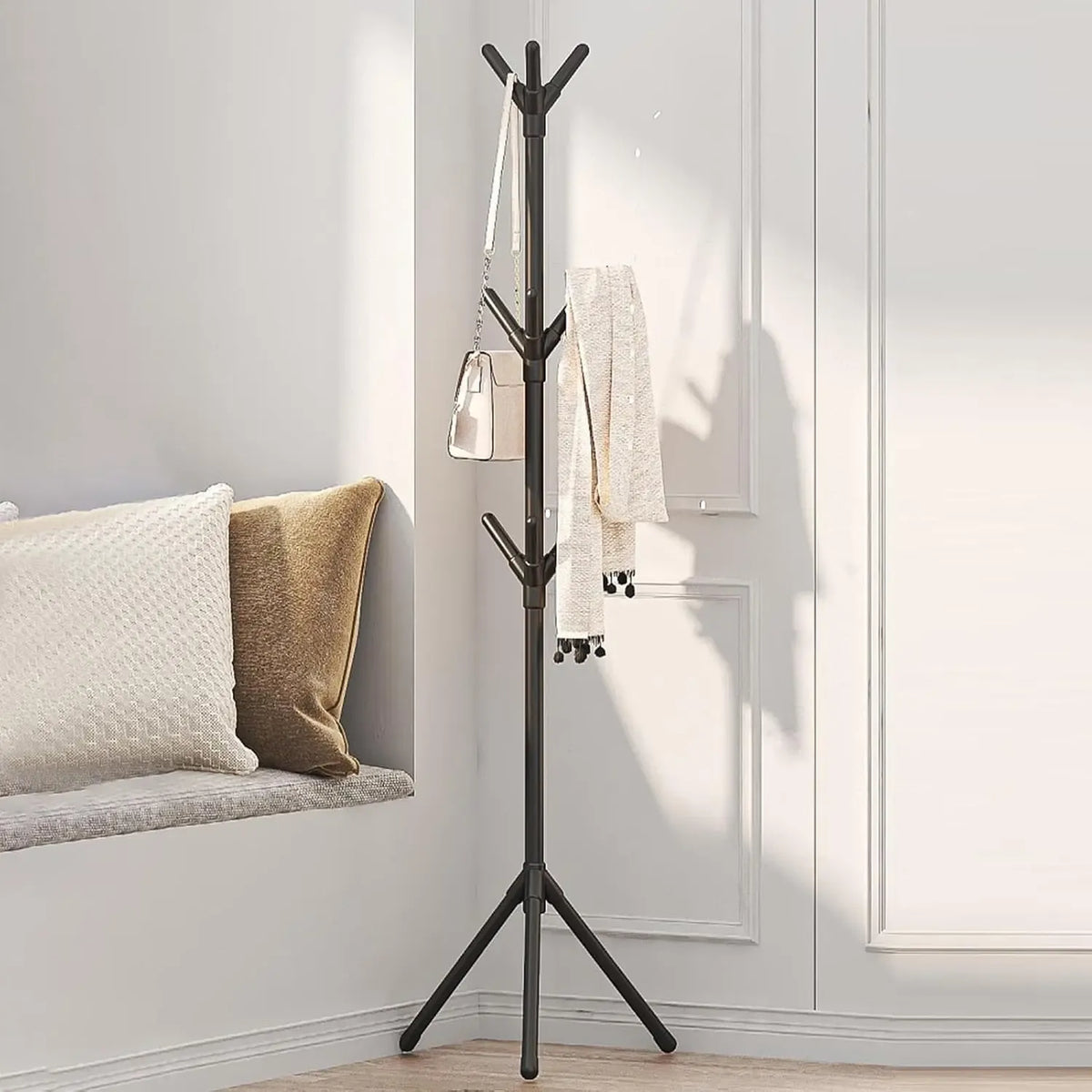 Pastatoma drabužių kabykla su kabliukais, 170 cm ilgio, medinė ir praktiška drabužių laikymo priemonė.