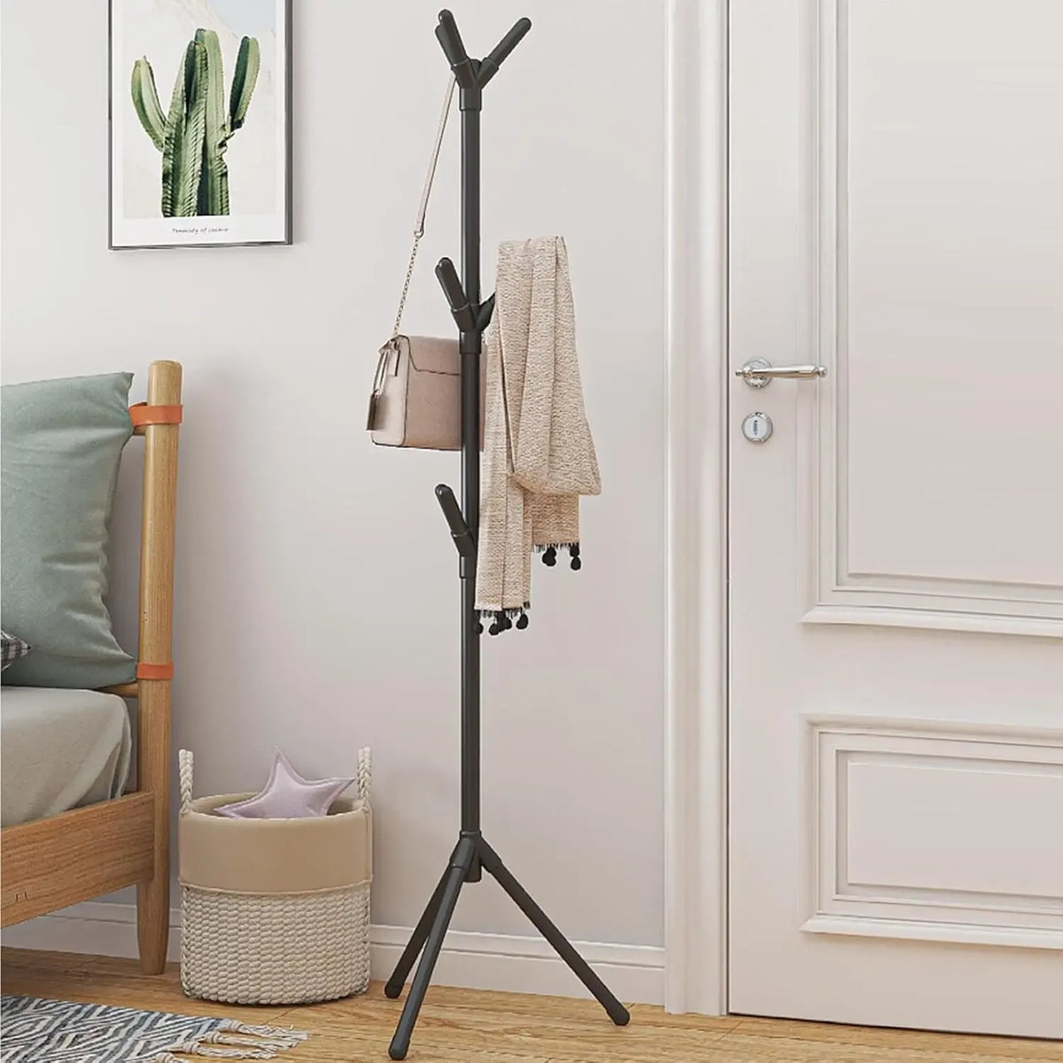 Pastatoma drabužių kabykla su kabliukais, 170 cm, medinė, patvari ir praktiška drabužių laikymo sistema.