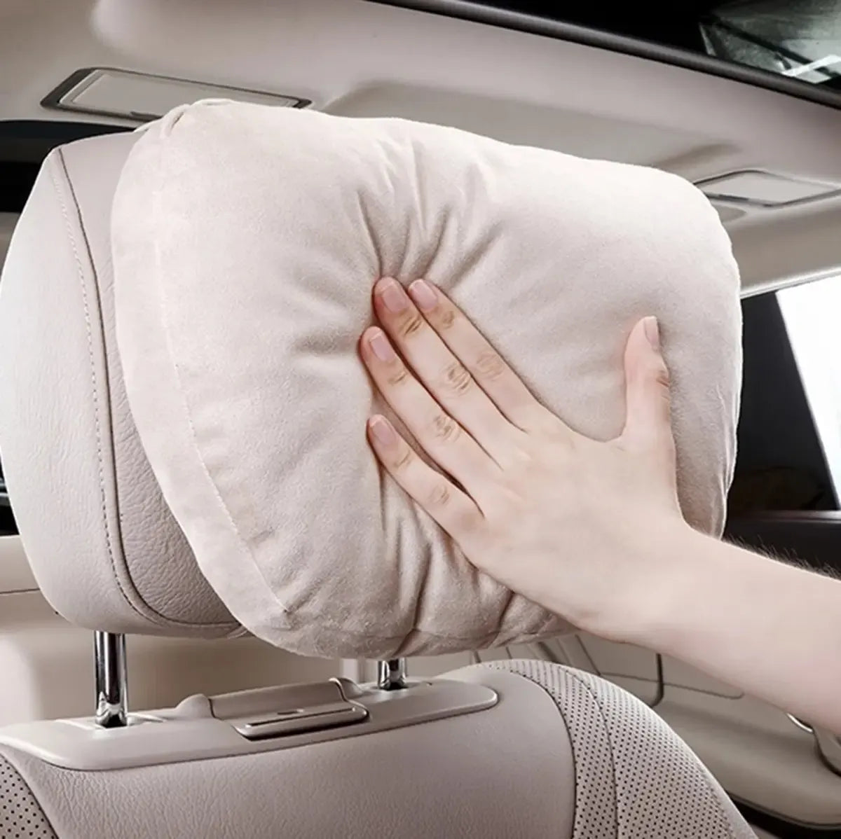 Du patogios automobilio pagalvės rinkinys, minkštos ir ergonomiškos, skirtos patogiam sėdėjimui automobilyje.