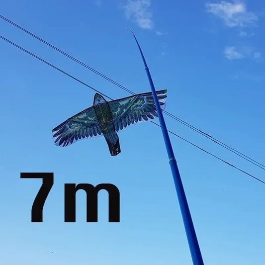 Ilgalaikis 7 m ilgio kotas aitvarui ir paukščių baidyklei, matomas šviesios spalvos ir tvirtas konstrukcijos detales.