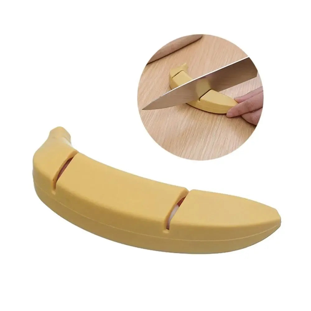 Peilių galąstuvas Banana, mažas ir patogus, su mėlynos spalvos rankena ir dantyta galąstymo dalimi.