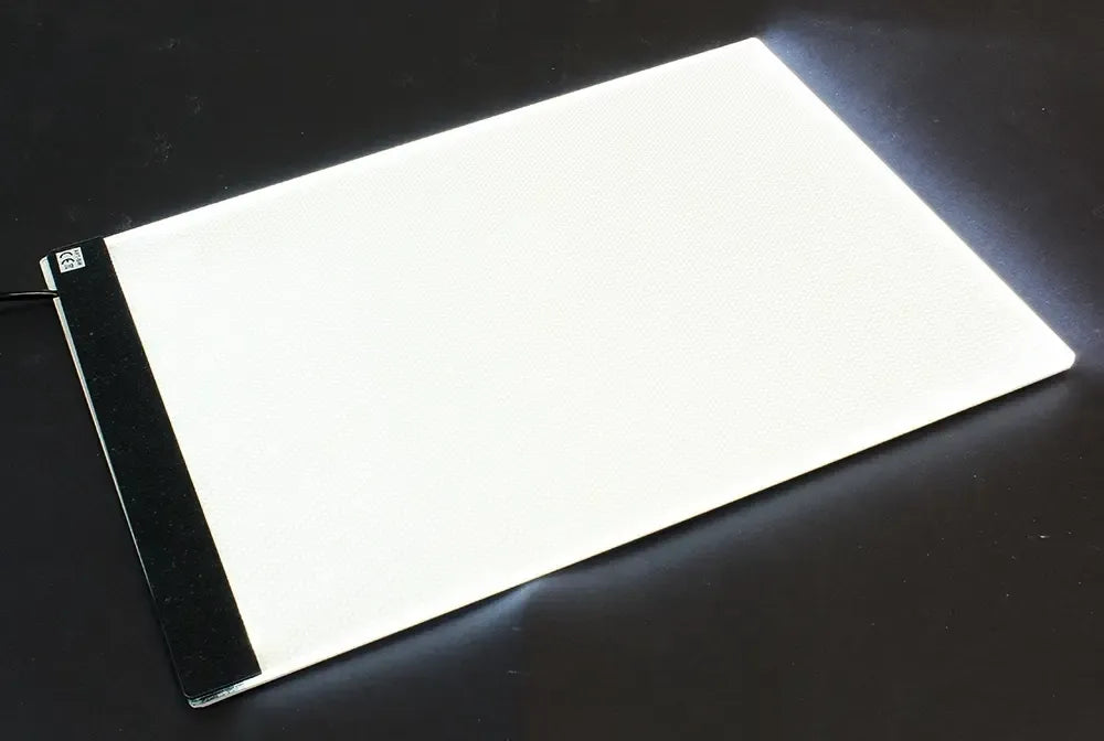 A4 dydžio piešimo lenta su LED apšvietimu, skirta rašymui ir piešimui, su šviesos juostomis ir patogiu naudojimu.