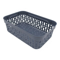 Pilka plastikinė dėžutė su skylutėmis, matmenys 18x12x6 cm, tinkama saugojimui ir organizavimui.