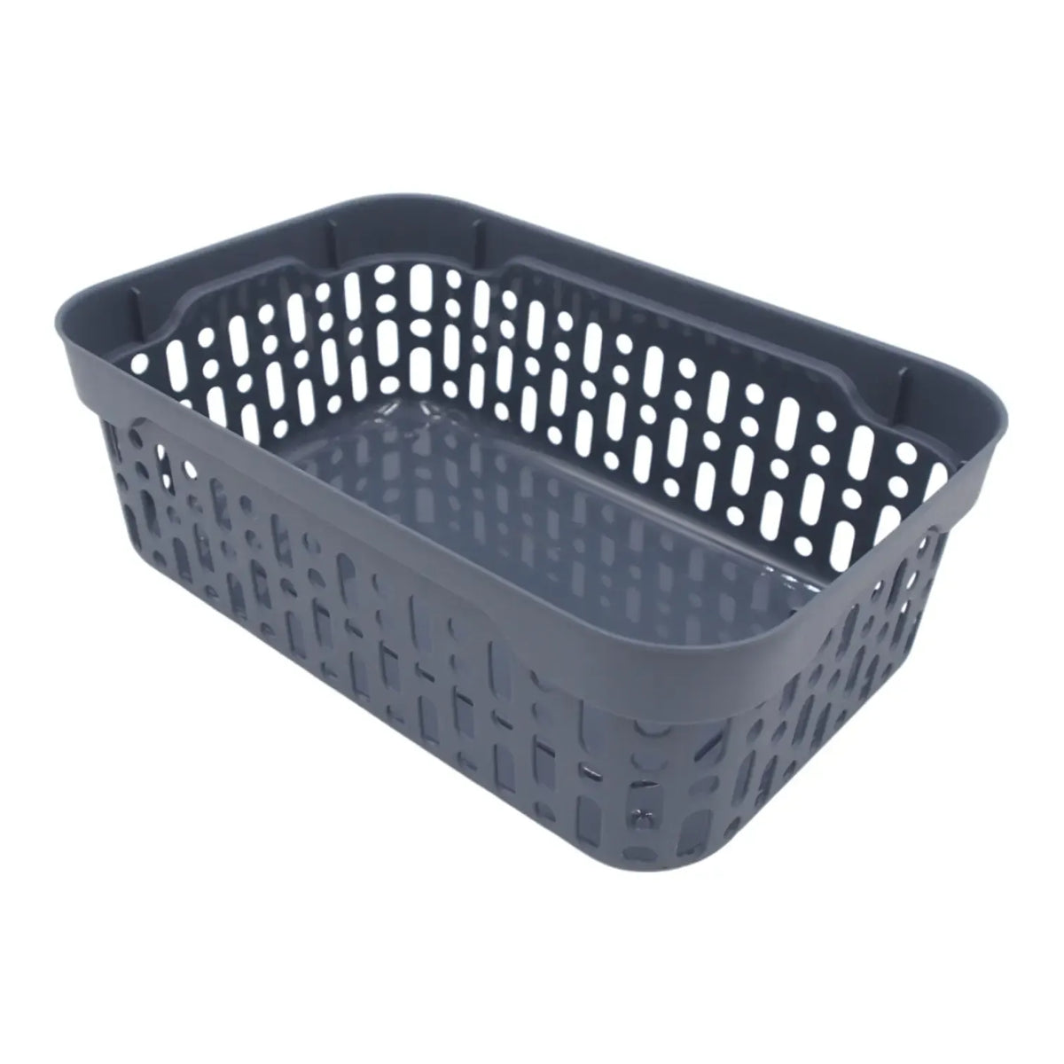 Pilka plastikinė dėžutė su skylutėmis, matmenys 18x12x6 cm, tinkama saugojimui ir organizavimui.