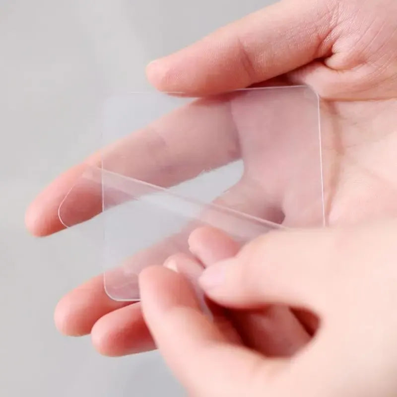 Plastikinė lapo formos muilinė su lipniu pagrindu, patvari ir stilinga vonios kambario reikmenims.