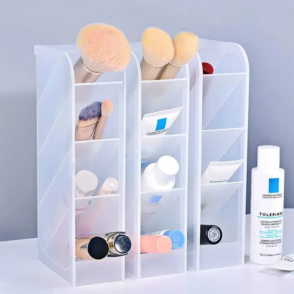 Daugiafunkcinė plastikinė pieštukinė organizatorius rašymo priemonėms, su skyreliais pieštukams ir rašikliams.