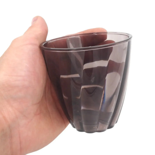 Dūminės spalvos plastikinis puodelis 300 ml, matomas su apvalia rankena ir skaidria išvaizda, skirtas gėrimams.