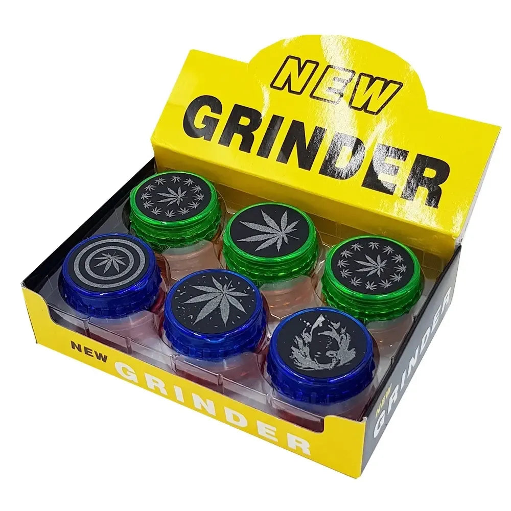 Plastikinis tabako smulkintuvas „Grinderis“, 5,5 cm, tvirtas ir patogus naudoti tabako smulkinimui.