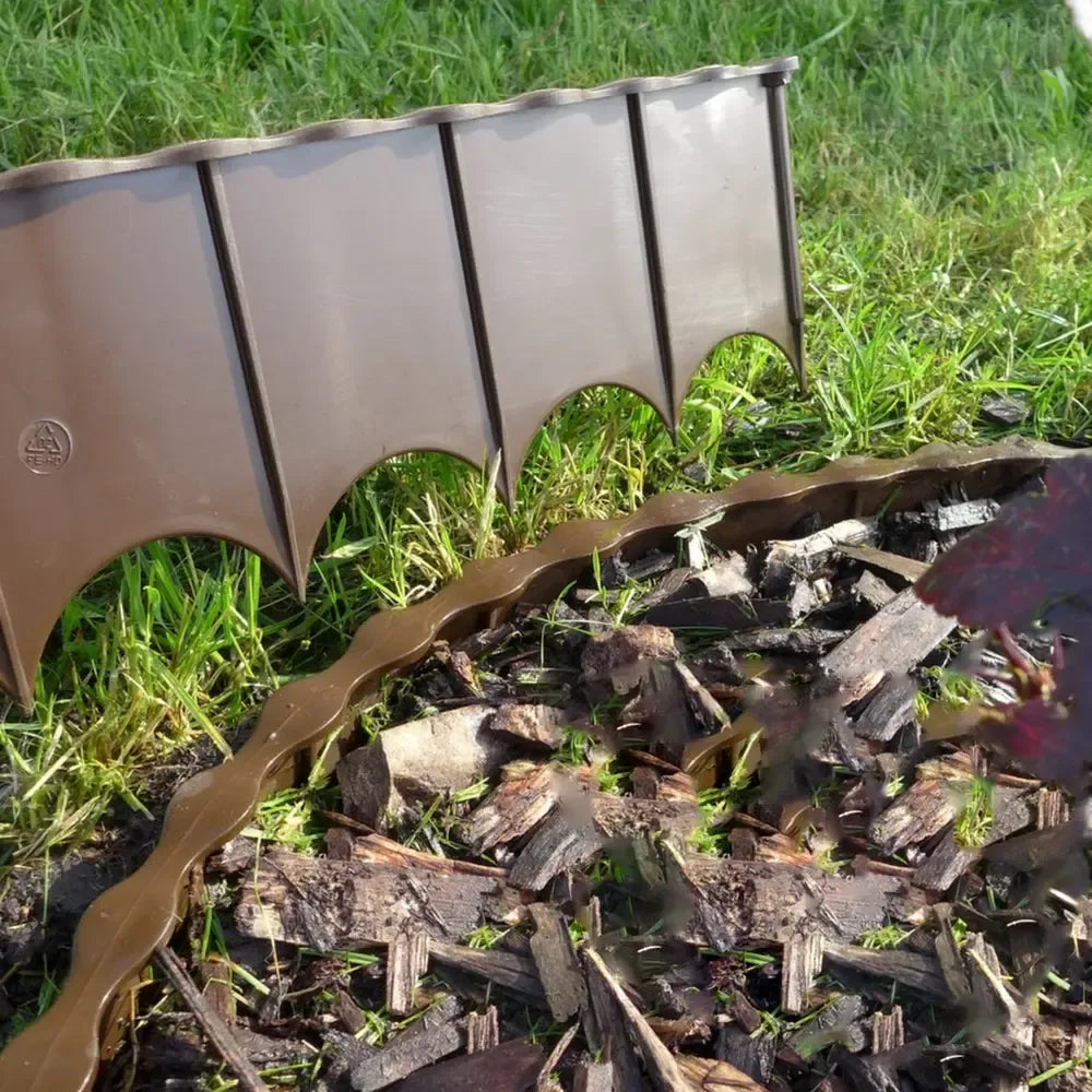 Rudos plastikinės vejos atitvaros, 5 vnt., lengvai montuojamos ir atsparios oro sąlygoms, puikiai apibrėžia želdinius.