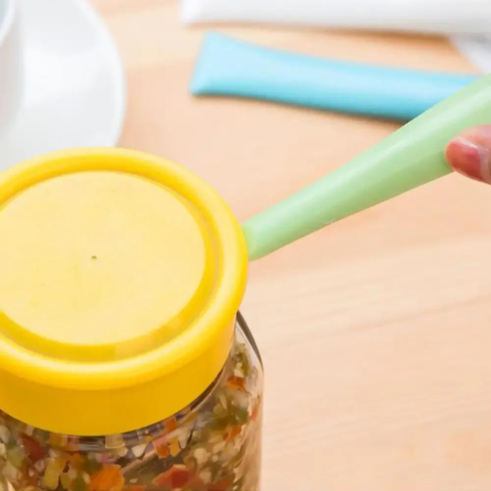 Plastikinis virtuvės grandiklis su patogiomis rankenomis, tinkamas maistui maišyti ir vartoti kasdienėje virtuvėje.