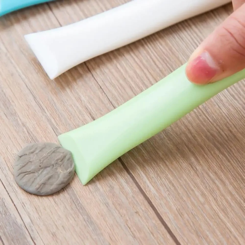 Plastikinis virtuvės grandiklis su plačia, lanksta ir patvaria rankena, skirtas maisto gaminimui ir maišymui.
