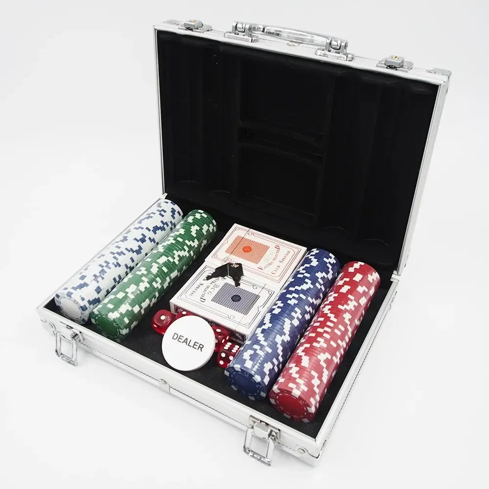 Pokerio rinkinys lagamine su 200 žetonų, kortomis ir žaidimo aksesuarais, skirtas žaisti pokerį namuose ar kelionėje.