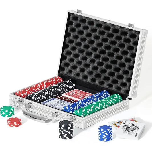 Pokerio rinkinys su lagaminu ir 200 žetonų, matomas išskirtinai priekyje, su kortomis ir žetonais ant balto stalo.