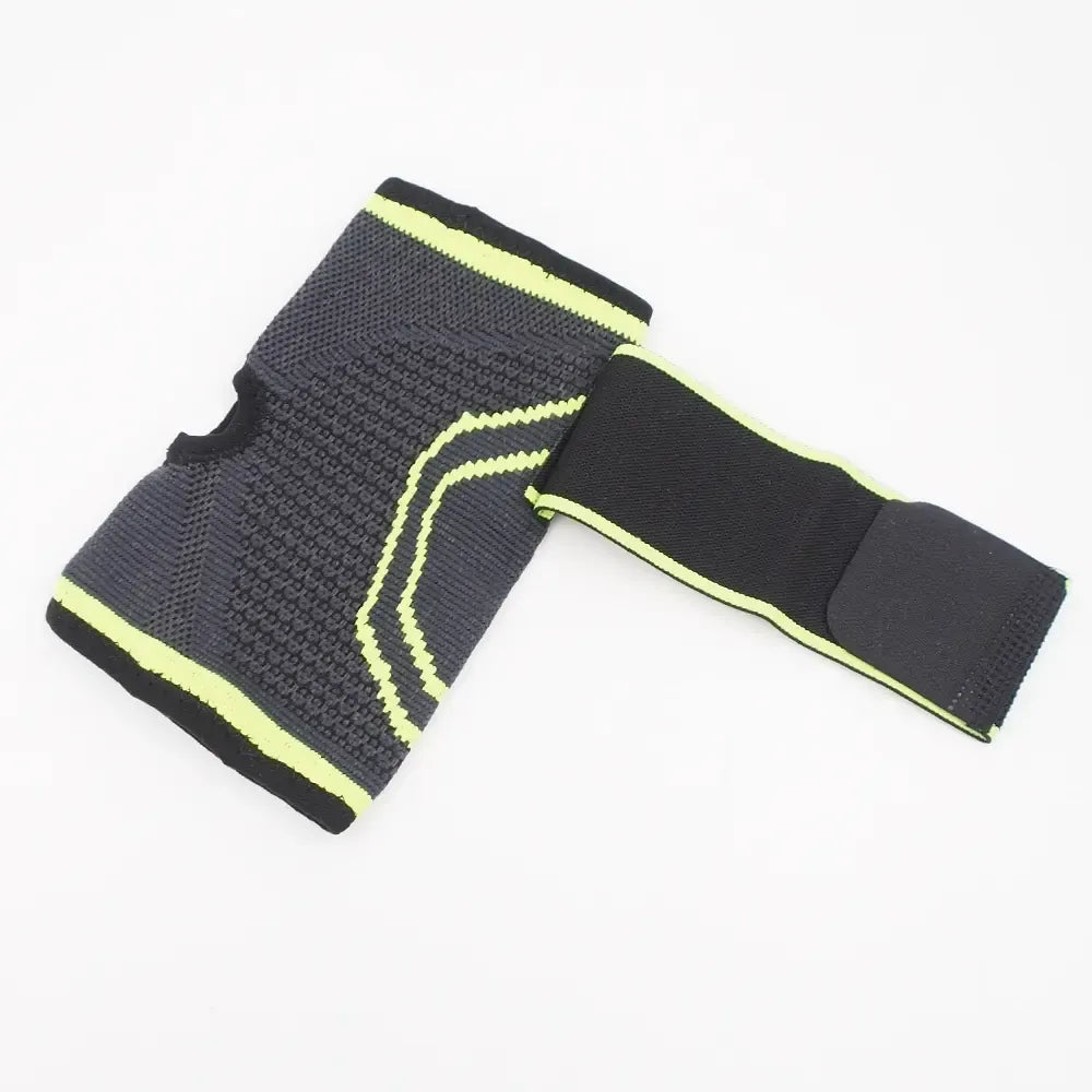 Riešo įtvaras XLINE TR1628, lankstus ir patogus, skirtas peties stabilizavimui ir apsaugai, matomas su velcro juostomis.