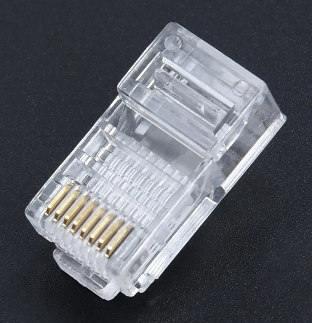RJ-45 8P8C tinklo jungtis interneto kabeliui, padėtas ant balto fono, su aiškiai matomomis kontaktų eilėmis ir plastikiniu korpusu.